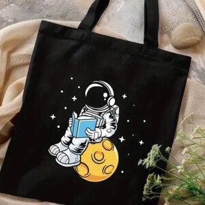 Astronaut reading. Tote bag.